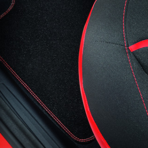 Predpražniki, zadaj iz vrhunskega velurja, črni z rdečimi dvojnimi šivi